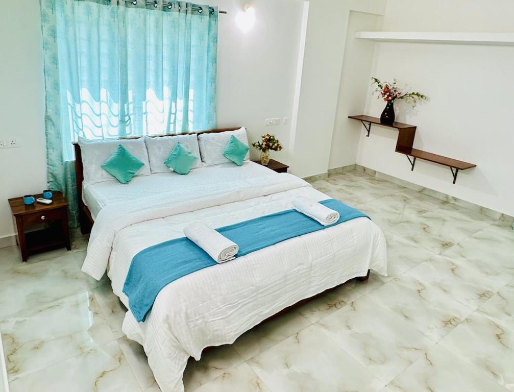 Кровать или кровати в номере Tirupati Homestay - Shilparamam - Luxury AC apartments by Stayflexi - Fast WiFi, Kitchen, Android TV - Walk to PS4 Pure Veg Restaurant - Easy access to Airport, Railway Station and to all Temples