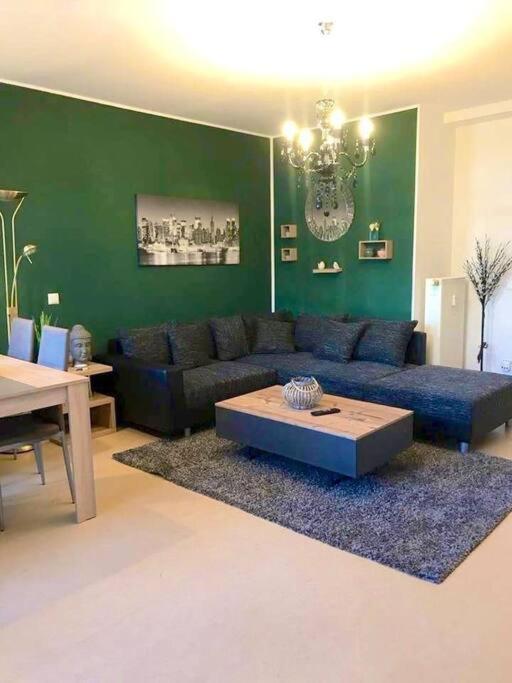 ein Wohnzimmer mit einem Sofa und einem Tisch in der Unterkunft Apartment „La Casa de Papel“ / Behindertengerecht in Leipzig