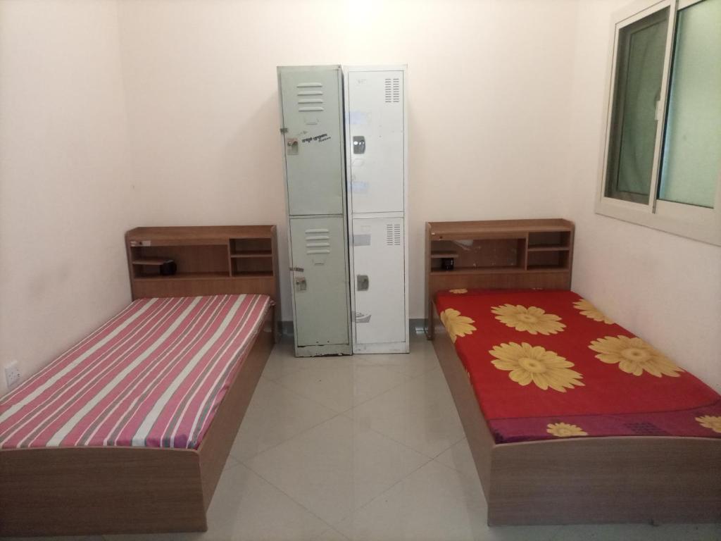 Cette chambre comprend 2 lits et un casier. dans l'établissement Mixed dormitory, only for Indians, à Charjah