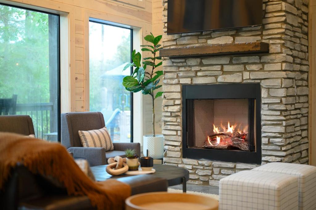 Brand New! Night Owl - Secluded, Hot Tub, Game Loft, Fireplaces, Broken Bow  – Updated 2023 Prices