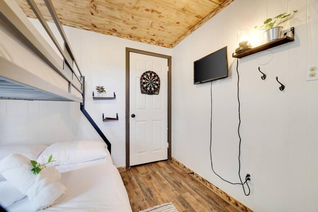 TV a/nebo společenská místnost v ubytování Lake View Enchanted Treehouse- Lake Harmony