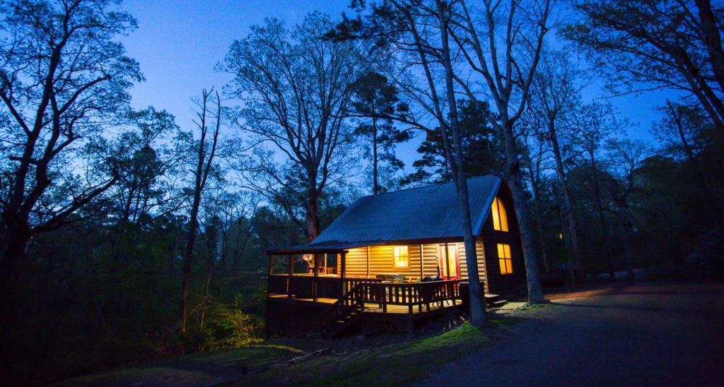 ブロークン・ボウにあるThe Trail House at Eagle Ridge cabinの夜の森の中の小屋
