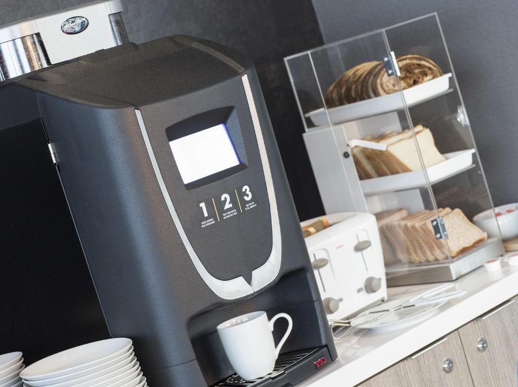 Příslušenství pro přípravu čaje a kávy v ubytování Liberty Suites