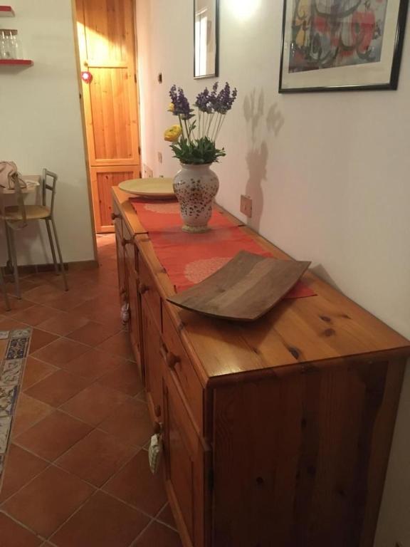 un vaso seduto sopra un mobile di legno con un vaso di La casa di Tiziana a Villalago