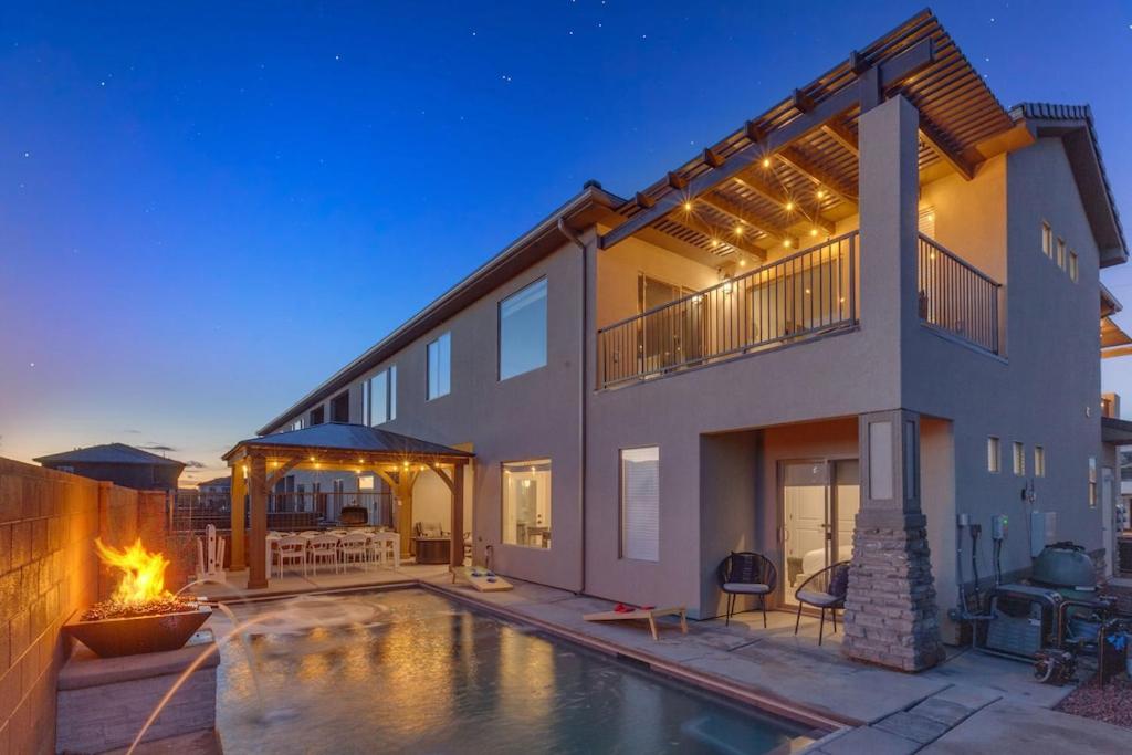 Πισίνα στο ή κοντά στο Zion Village Resort 2053 Brand New Home!! Private Pool, Hot Tub, and 35mins from Zion National Park