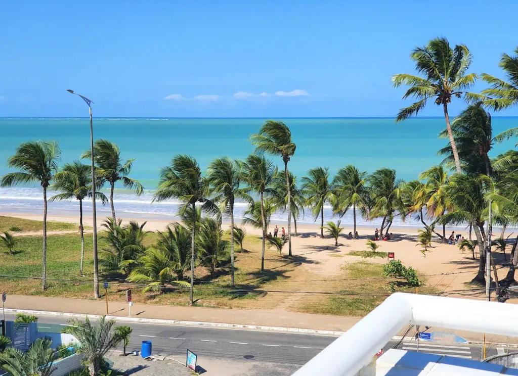 desde el balcón de un complejo con vistas a la playa en Flat Premium - Bessa - Praticamente Beira Mar, en João Pessoa