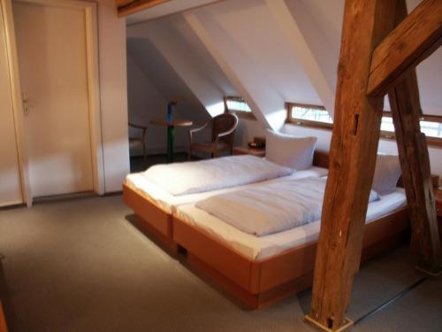 Postel nebo postele na pokoji v ubytování La Rustica Altstadthotel