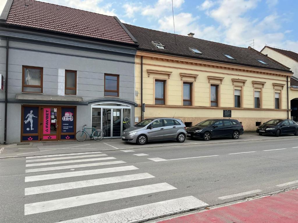 Donji KraljevecにあるStanjkov smještajの建物の前に駐車した車両2台