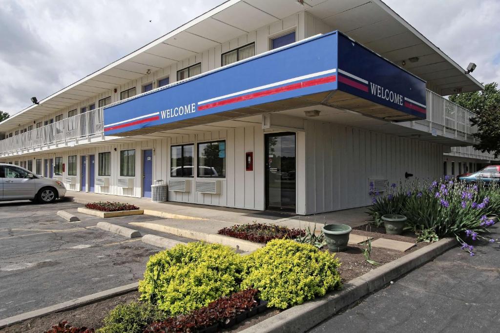 a hotel with a sign on the side of a building at Motel 6-Amherst, OH - Cleveland West - Lorain in Amherst