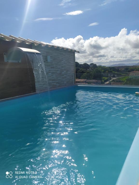 Bazén v ubytování Casa de temporada em Jacaraípe nebo v jeho okolí