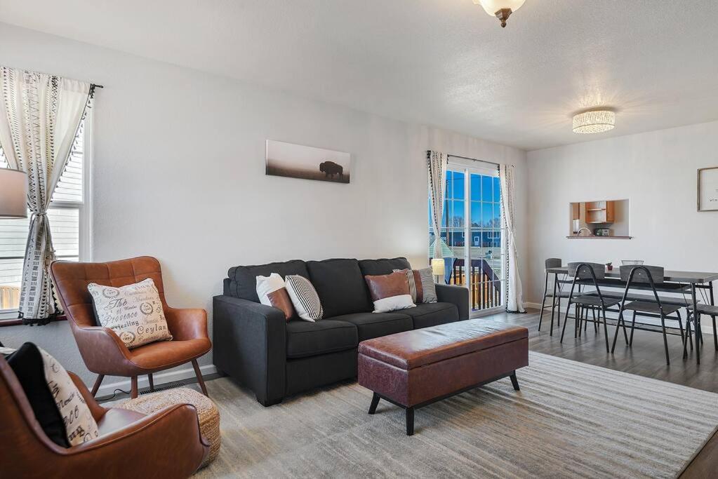 uma sala de estar com um sofá, cadeiras e uma mesa em Pet Friendly 2 King Beds Foosball Table em Rapid City