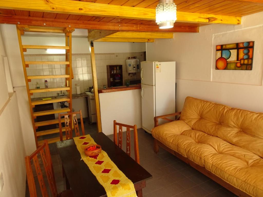 sala de estar con sofá y mesa en Del Valle Apartamentos 285 en Valle Hermoso