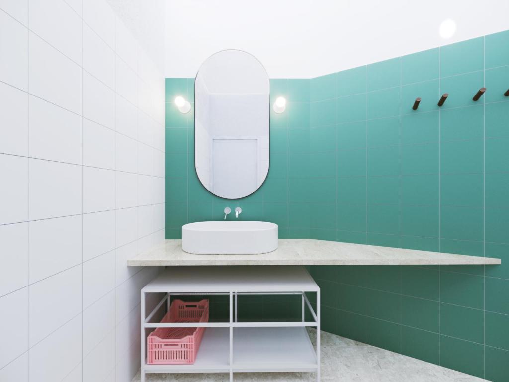 een badkamer met een wastafel en een spiegel bij Spacebility Beach - self check-in in Quartu SantʼElena