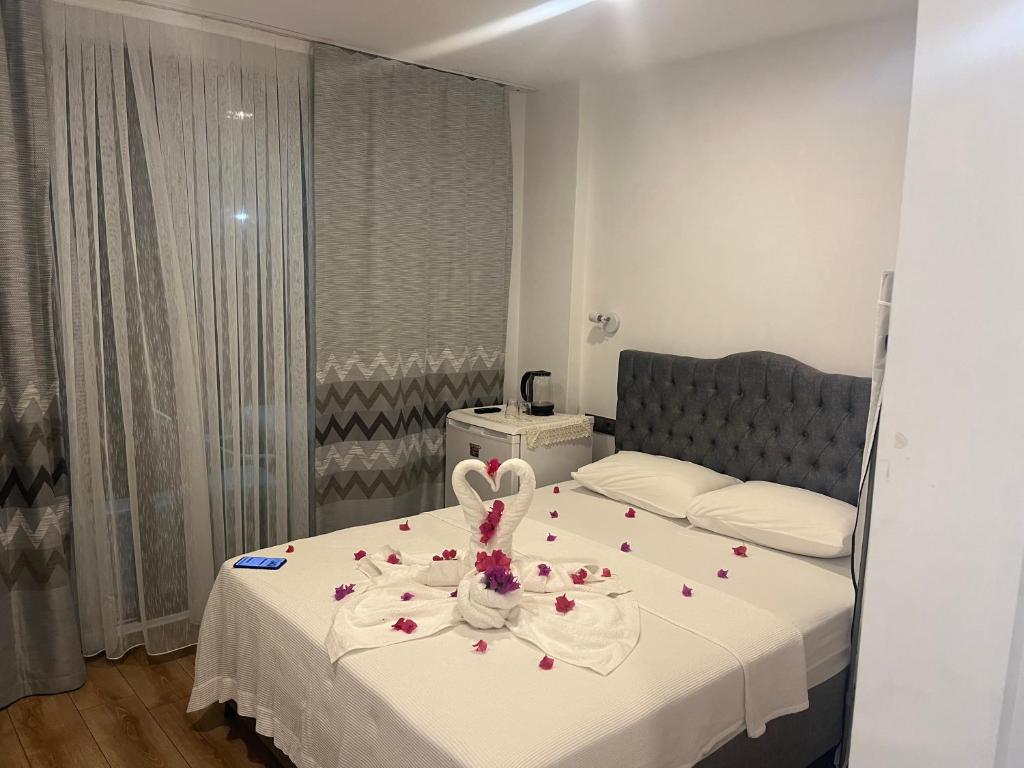 een slaapkamer met een bed met bloemen erop bij Side Boutique Hotel in Side