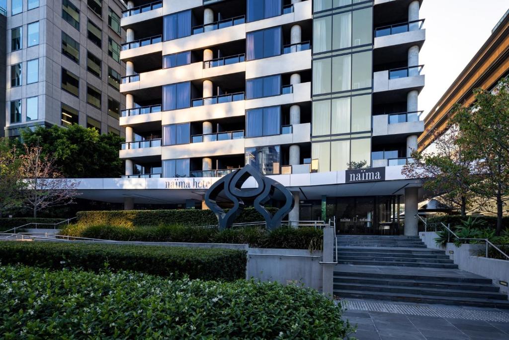ein Gebäude mit einer Skulptur davor in der Unterkunft Naima Hotel in Melbourne