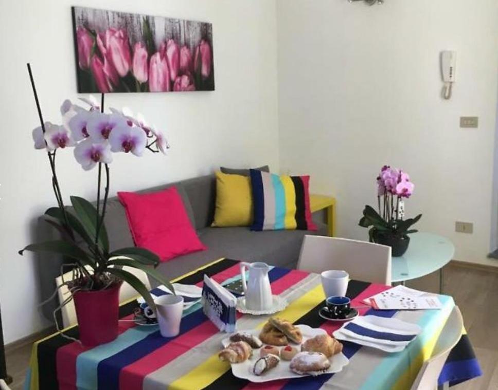 uma sala de estar com uma mesa com comida em House Busacca di Gallidoro em Palermo