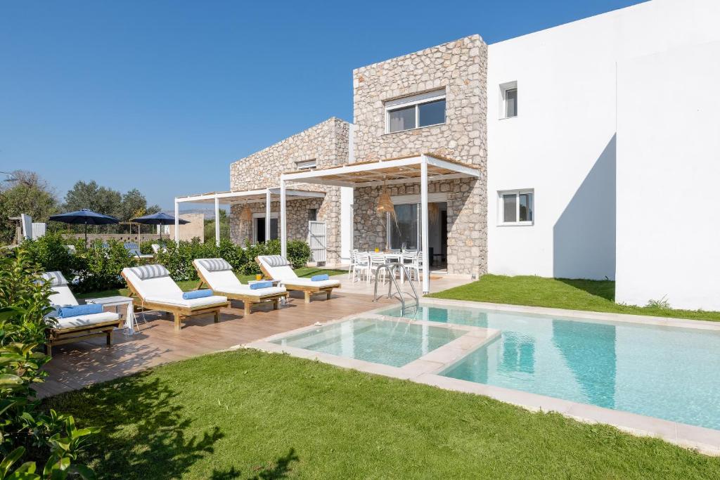 Bazén v ubytování OSSIANO POOL VILLAS, Heating Pool, 2 min drive to Haraki Beach & 10 to Lindos nebo v jeho okolí