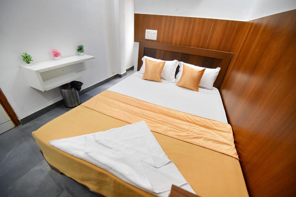 Postel nebo postele na pokoji v ubytování Hotel Surya Lodge