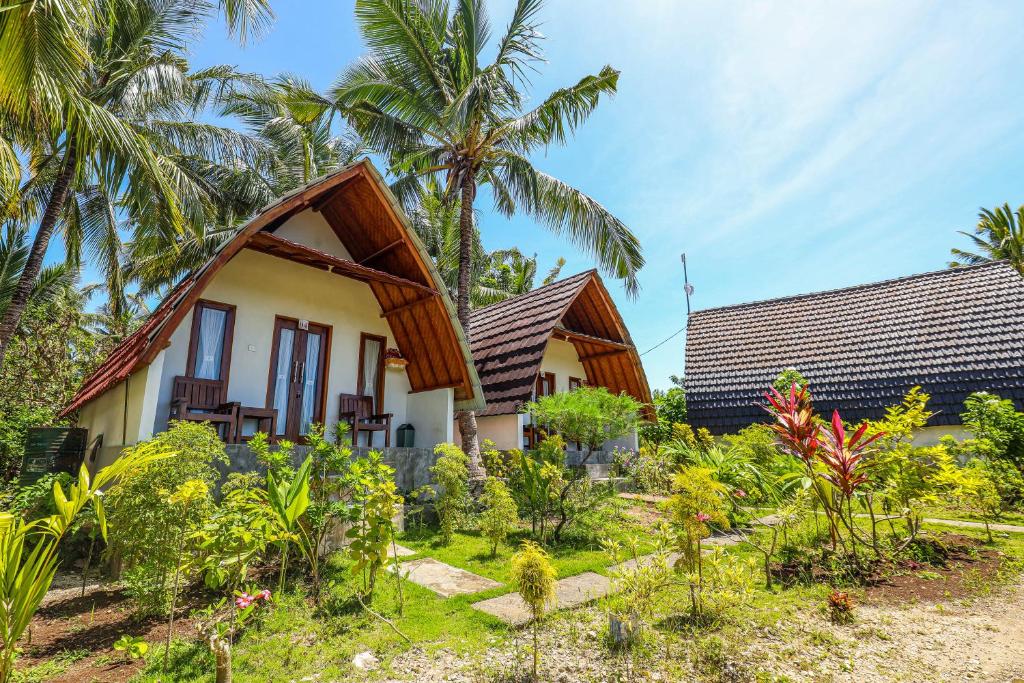 un cottage dans le jardin d'un complexe dans l'établissement Diamond Beach Bungalow, à Nusa Penida
