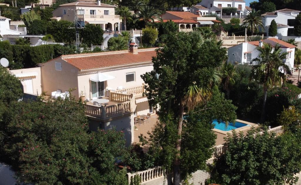 an aerial view of a house with a swimming pool at Habitación luminosa con cama doble grande in Teulada
