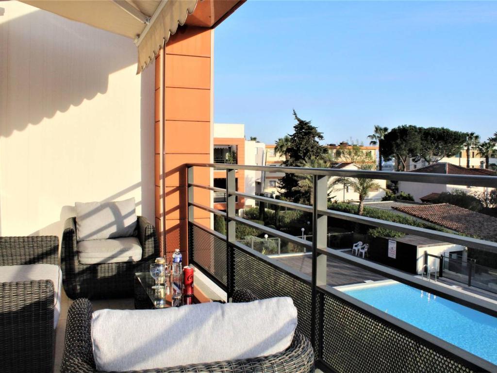 a balcony with a view of a swimming pool at Appartement Villeneuve-Loubet, 3 pièces, 5 personnes - FR-1-252A-70 in Villeneuve-Loubet