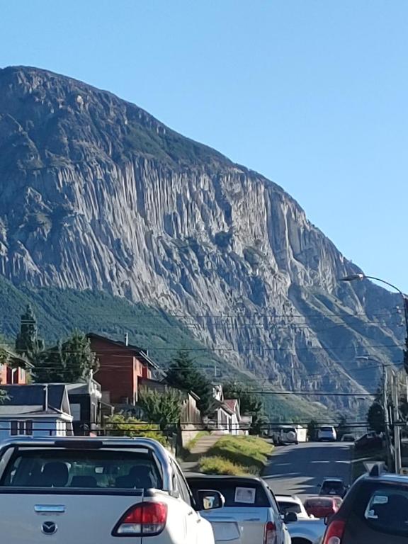 un montón de autos estacionados frente a una montaña en Ruta Austral - Coyhaique, en Coyhaique