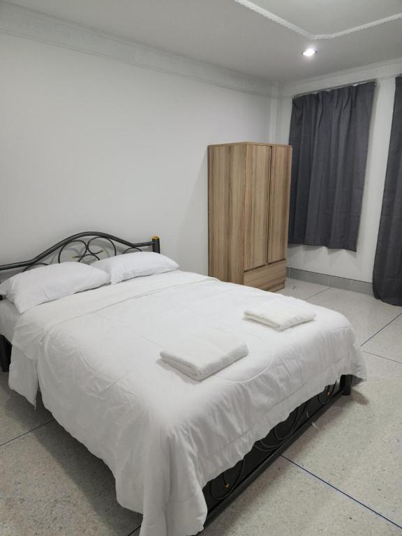 Postel nebo postele na pokoji v ubytování JIPU Homestay