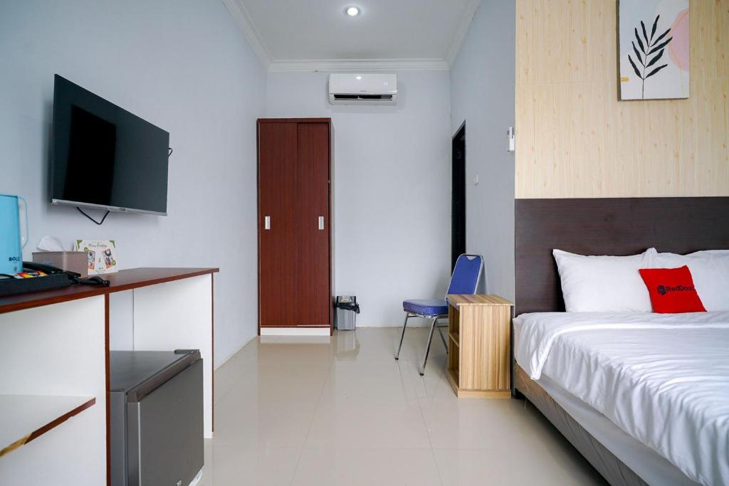 RedDoorz Premium at Raja Hostel Syariah - Habitación Doble Presupuestar