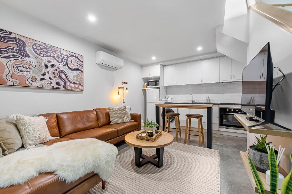 Self Contained Loft Apartment in CBD - Housity