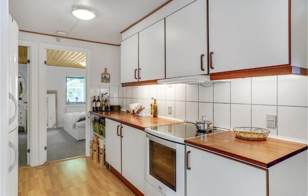 Kuchyň nebo kuchyňský kout v ubytování 3 Bedroom Stunning Home In Højby
