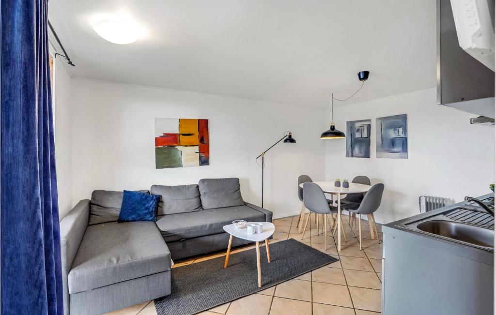 uma sala de estar com um sofá e uma mesa em 1 Bedroom Awesome Apartment In Hjer em Højer