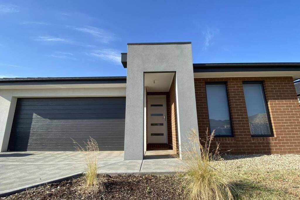 New 5-BRM Rental House Free Parking Wifi @Melton - Housity