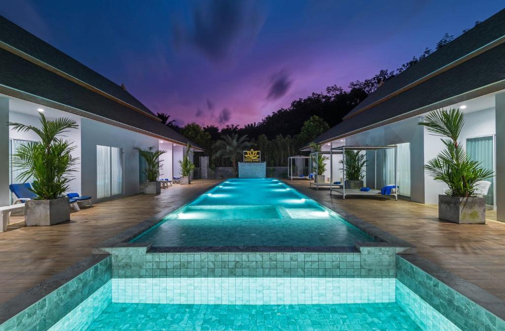 - une piscine dans une villa la nuit dans l'établissement Amadha Villas Retreat - Free Tuk-Tuk Service To the Beach, à Ao Nang Beach