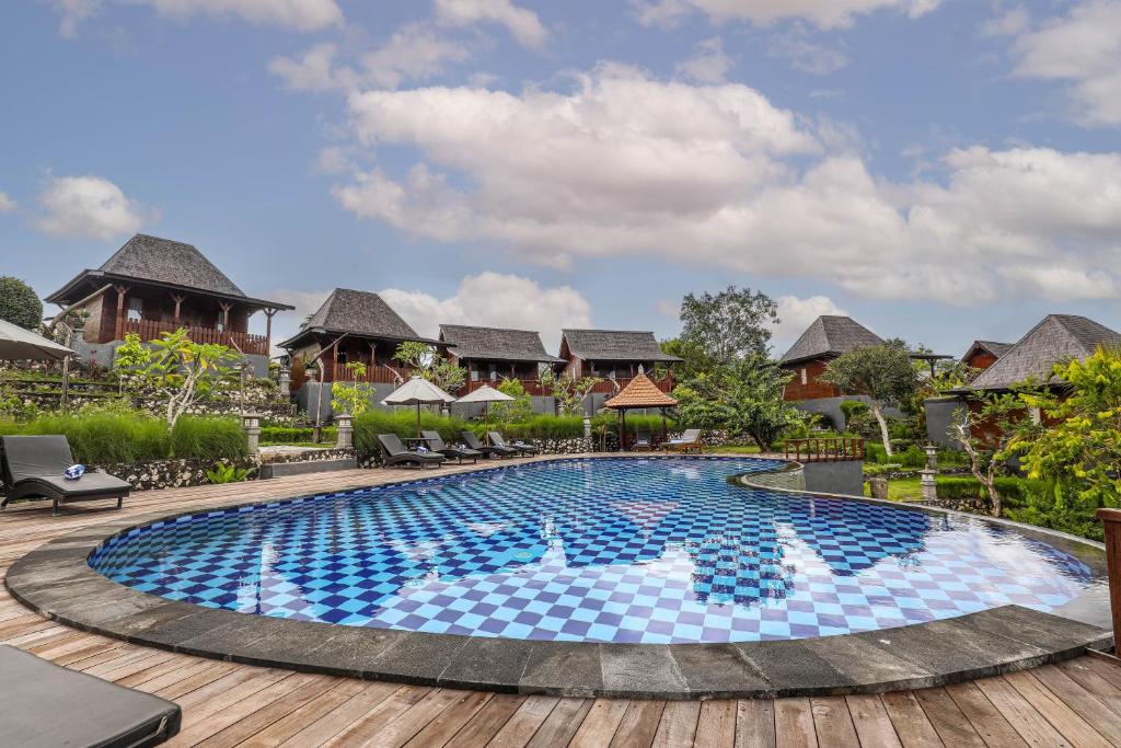 uma imagem de uma piscina num resort em The Kleep Jungle Resort em Nusa Penida