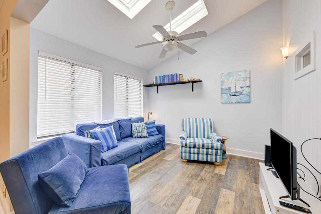 sala de estar con sofás azules y ventilador de techo en Golf Villa Getaway, en Harrington