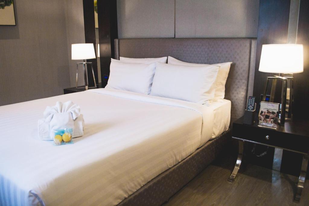 Postel nebo postele na pokoji v ubytování Le Charmé Suites - Subic