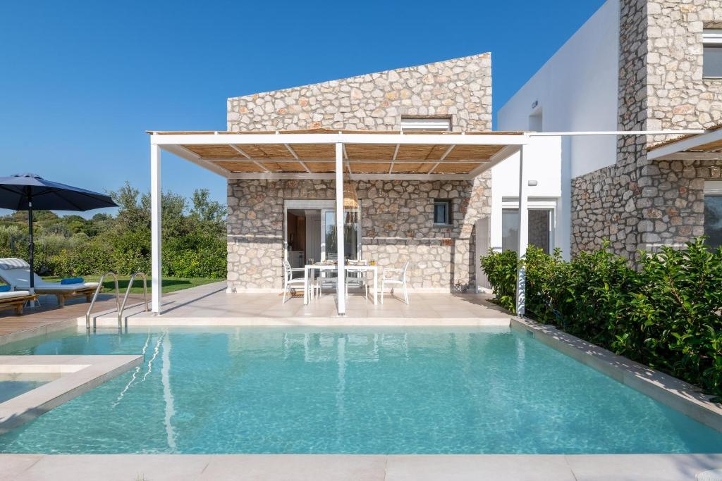 basen przed domem w obiekcie New Loft by Ossiano Pool Villas, Heating Pool,2 min drive to Haraki Beach & 10 to Lindos w mieście Charaki