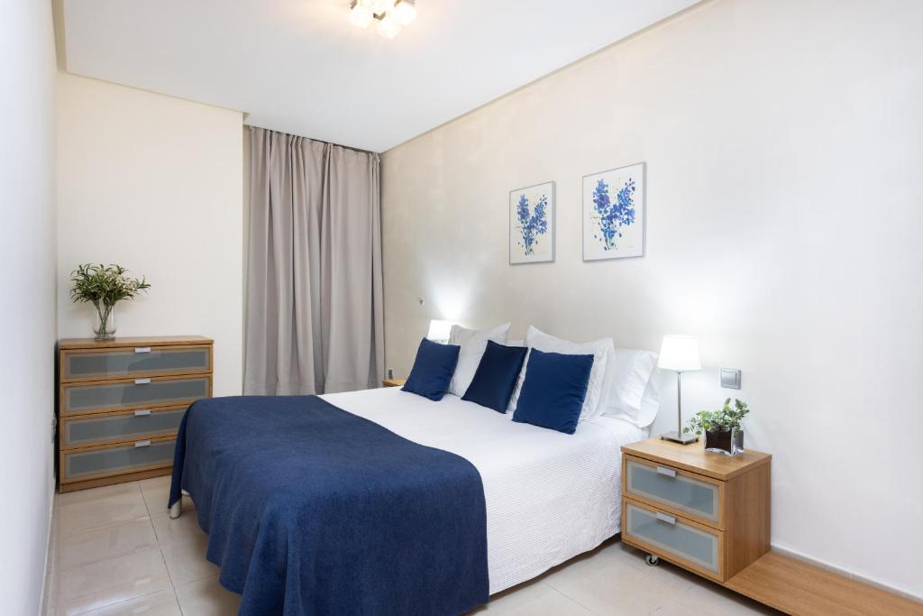 1 dormitorio con 1 cama con manta azul en Apartamento Jade, en Santa Cruz de Tenerife