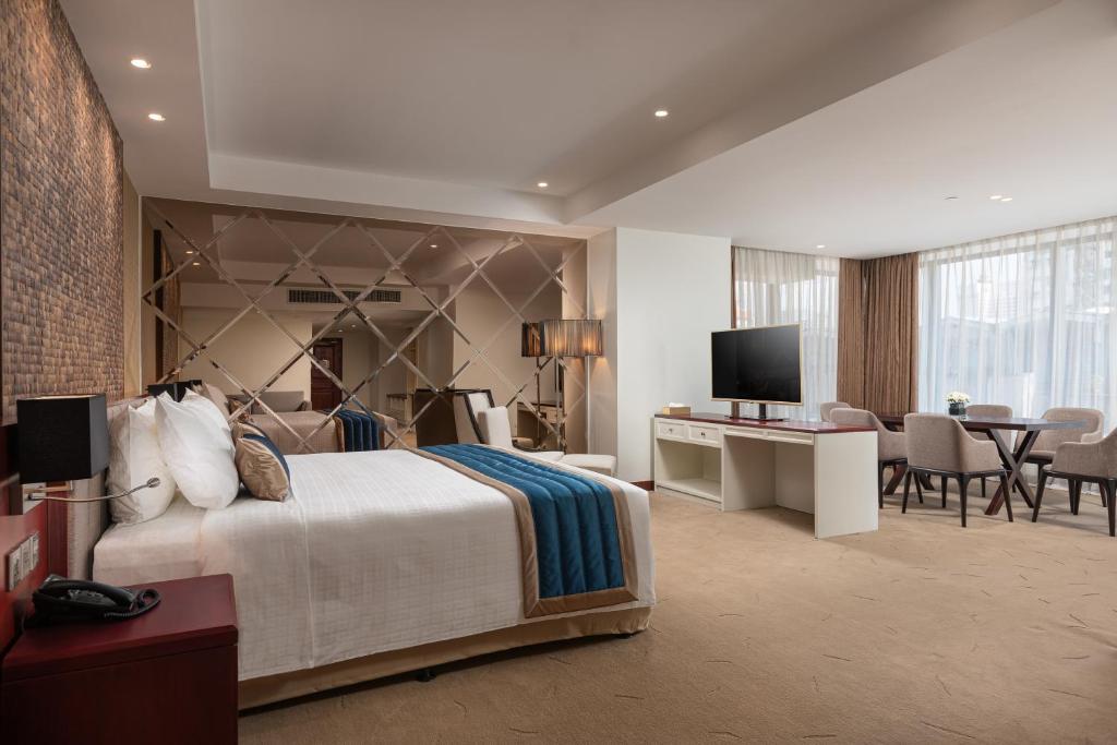 TV a/nebo společenská místnost v ubytování Yangon Thanlwin Hotel