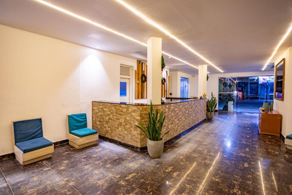 Ο χώρος του λόμπι ή της ρεσεψιόν στο Hikkaduwa Beach Hotel - Special Deal on 3 Night or More Stays