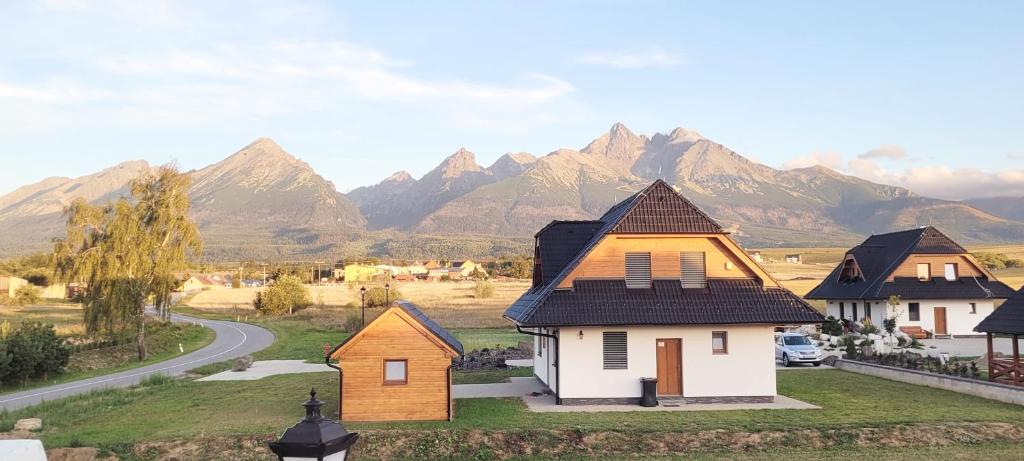 a group of houses with mountains in the background at chalupa Český štít Vysoké Tatry in Stará Lesná