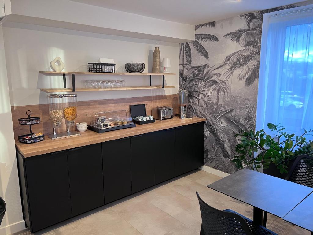 Kuchyň nebo kuchyňský kout v ubytování Hôtel Le Ponson