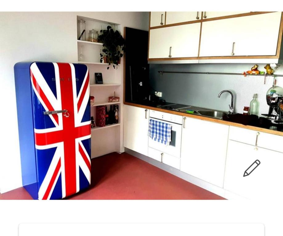eine Küche mit einem Kühlschrank mit britischer Flagge in der Unterkunft Get-your-flat - Tiny Flat in Gründerzeithaus, super sweet, Kreuzviertel - 50 m2 EG Haustier auf Anfrage in Dortmund