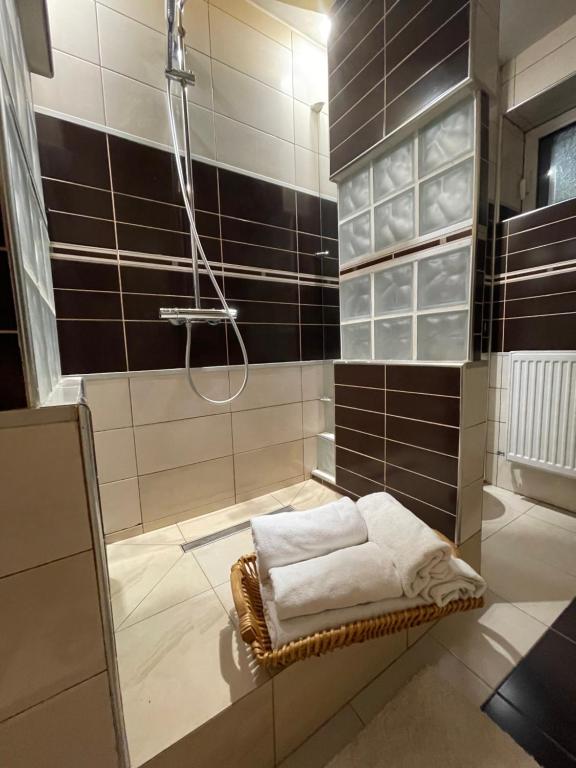 Ванная комната в Locuința extraodinară cu șemineu ,grădina , foișor