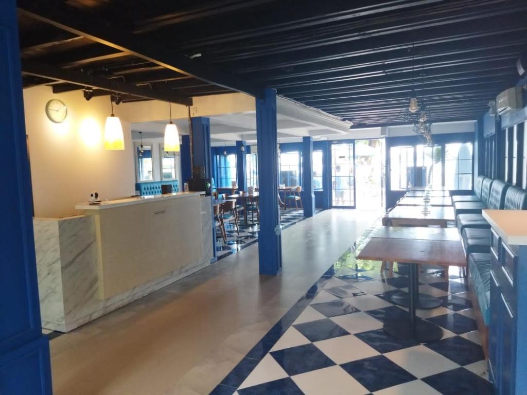 Un restaurante u otro lugar para comer en Cosè Gili Beach Resort