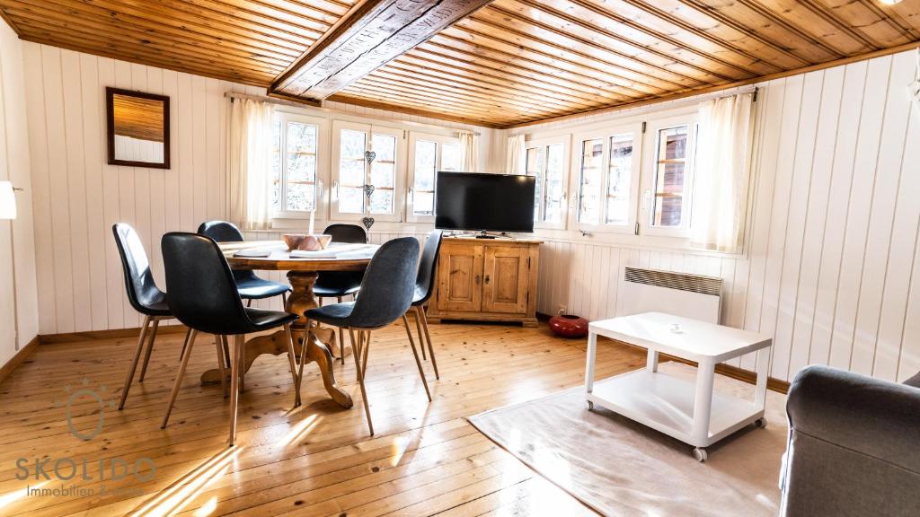 TV a/nebo společenská místnost v ubytování Heimeliges Walliserhaus