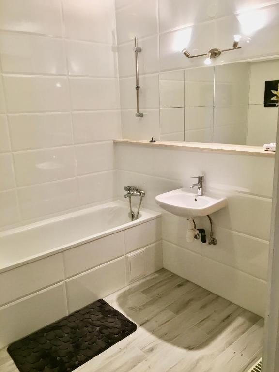 Kúpeľňa v ubytovaní Romantic two bedroom apartments close to Normafa with private parking
