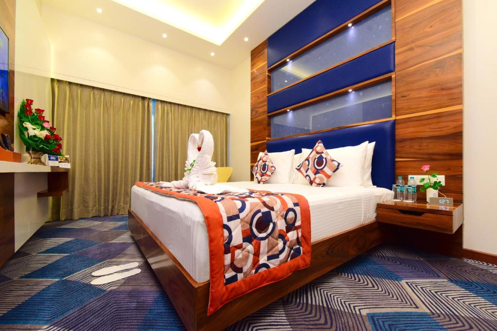 1 dormitorio con 1 cama grande en una habitación en SureStay by Best Western Model Town, en Amritsar