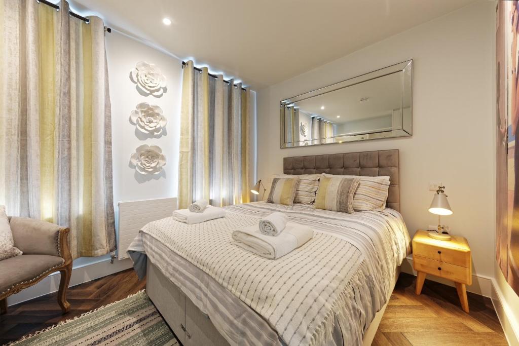 - une chambre avec un grand lit et des serviettes dans l'établissement The Eagles, à Ramsgate