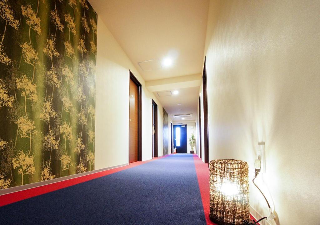 Postel nebo postele na pokoji v ubytování HOTEL LiVEMAX Kanazawa Ekimae